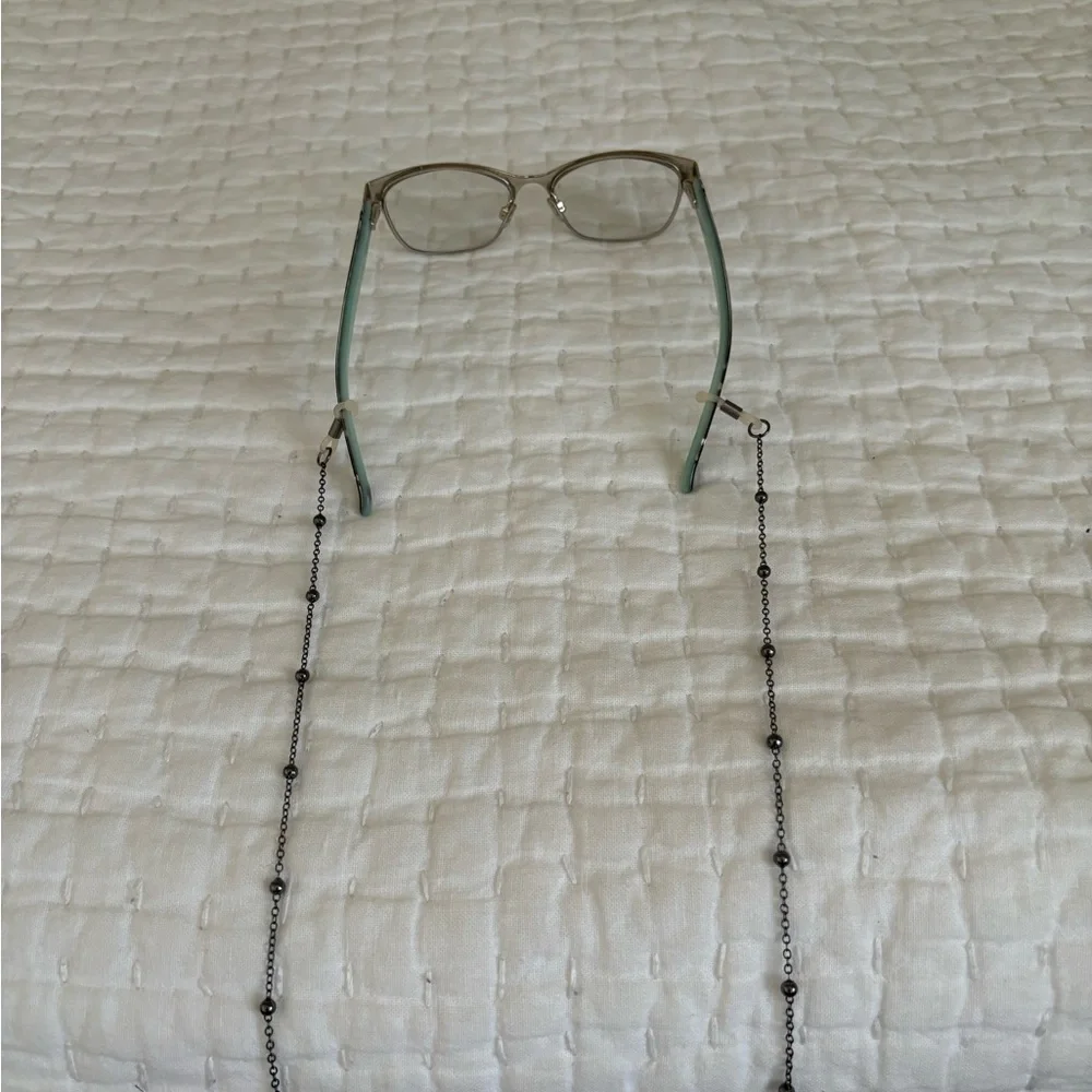 TWO FOSTER GRANT EYEWEAR CHAINS. BLACK PEARL-LIKE BEADS AND CHAIN. DELICATE LOOK - Picture 3 of 5